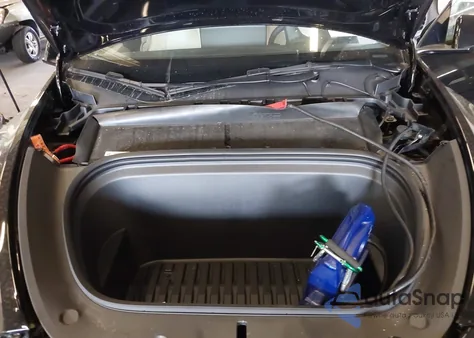 2024 Tesla Model Y Long Range Dual Motor All-Wheel Drive/Rwd z USA, uszkodzony, nr VIN 7SAYGDED6RF155994